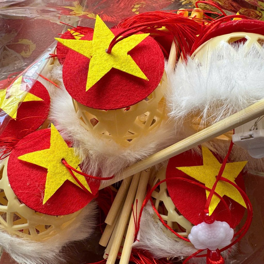 đèn lồng trung thuyêu nước hình cờ Việt Nam 