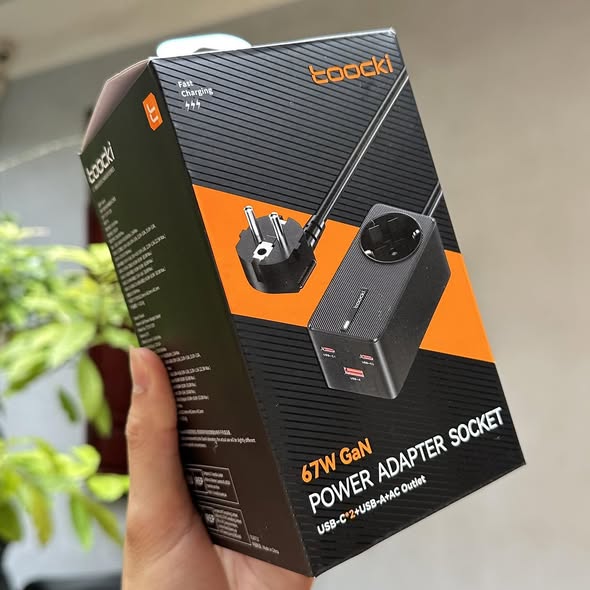 Bộ sạc nhanh 67W Toocki, 2 cổng C + 1 USB + 1 AC 220V, công suất 2500W