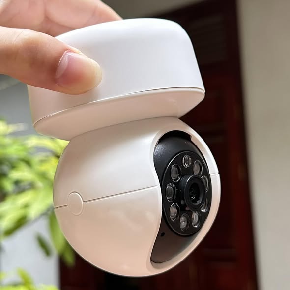 Camera wifi thông minh, xoay 360°, dùng app V360 Pro, có AI , độ phân giải UHD ( ko dùng thẻ nhớ)