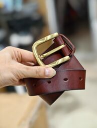 Dây lưng da bò bàn to, khoá kim màu đồng. Hàng bản 4cm