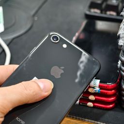 Iphone 8 64gb zin, hình thức khá, tặng sạc cáp 20w ngon, note màu khi mua