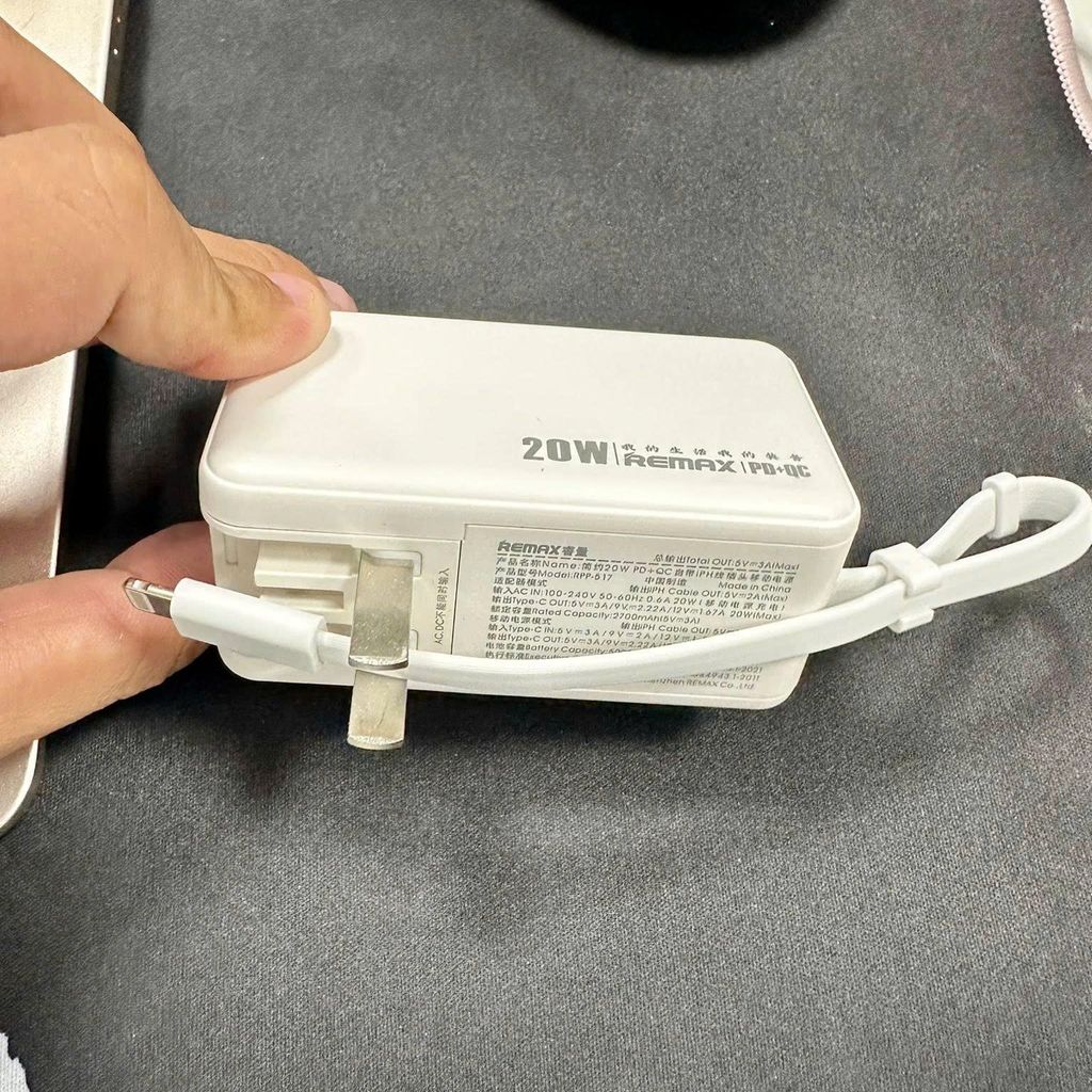 Pin dự phòng REMAX màu trắng 5000mAh tích hợp củ sạc nhanh 22.5w – liền cáp sạc, cắm trực tiếp 220v