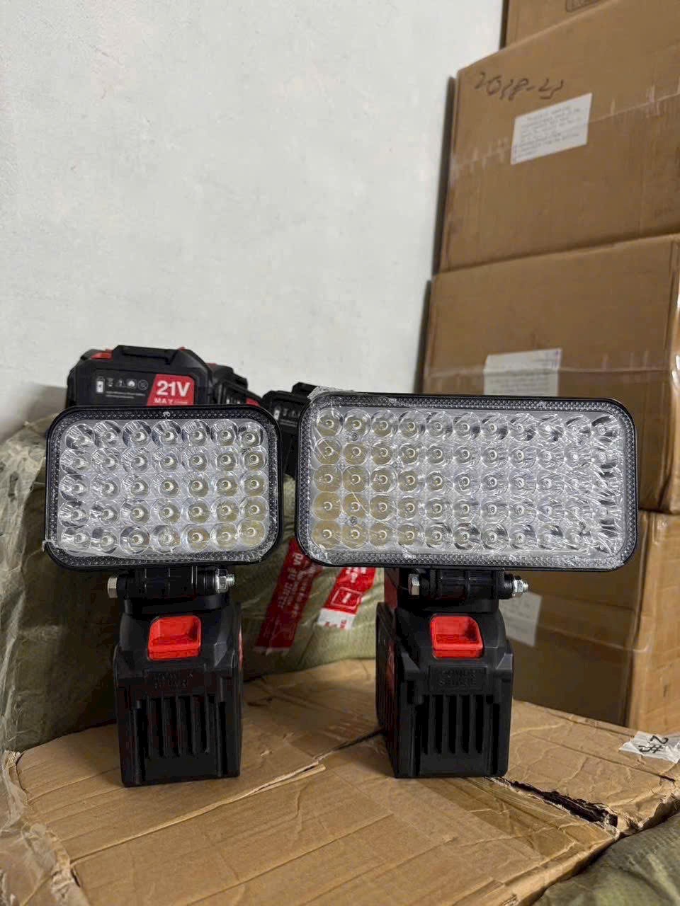 Đèn led gắn pin