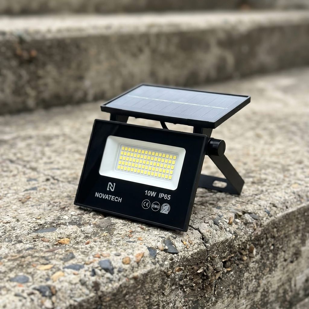 Đèn tích điện năng lượng mặt trời novatech 10w, chống nước ipx65