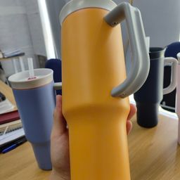 Cốc Giữ Nhiệt Inox Có Quai Cầm Chắc Chắn 1200ml ( Màu Ngẫu Nhiên)