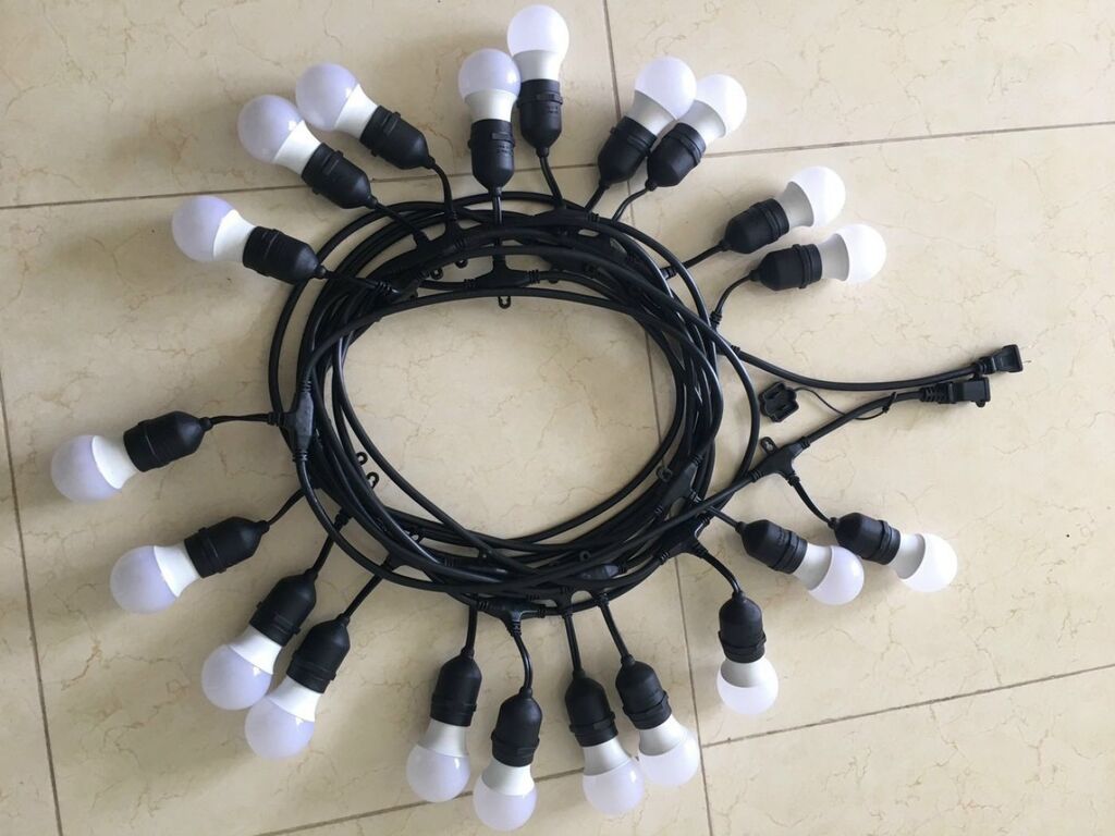 Dây đèn trang trí ngoài trời chống nước. ( dây 10m20bóng 3w sáng vàng )