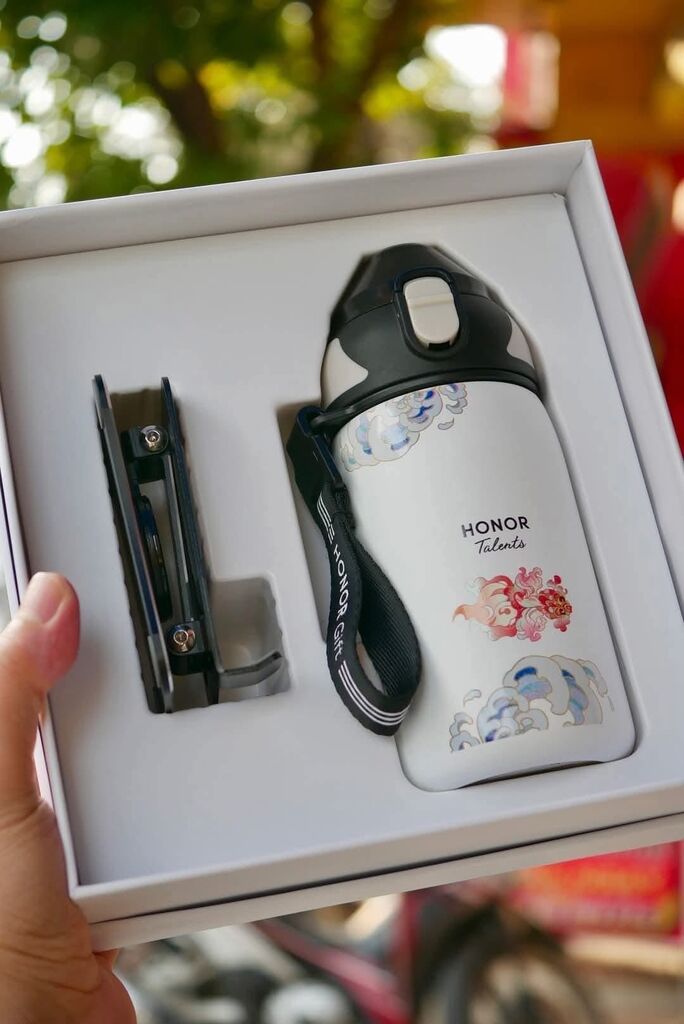 Hộp quà Honor Gift ( Huawei ) , gồm bình nước & giá đỡ điện thoại đa năng