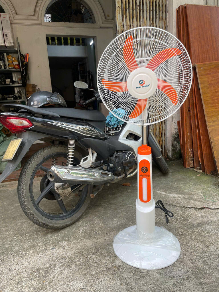 Quạt cây tích điện EASY POWER EP-8816 , Sạc điện thoại, đèn chiếu sáng , có remote (HỘP XẤU)