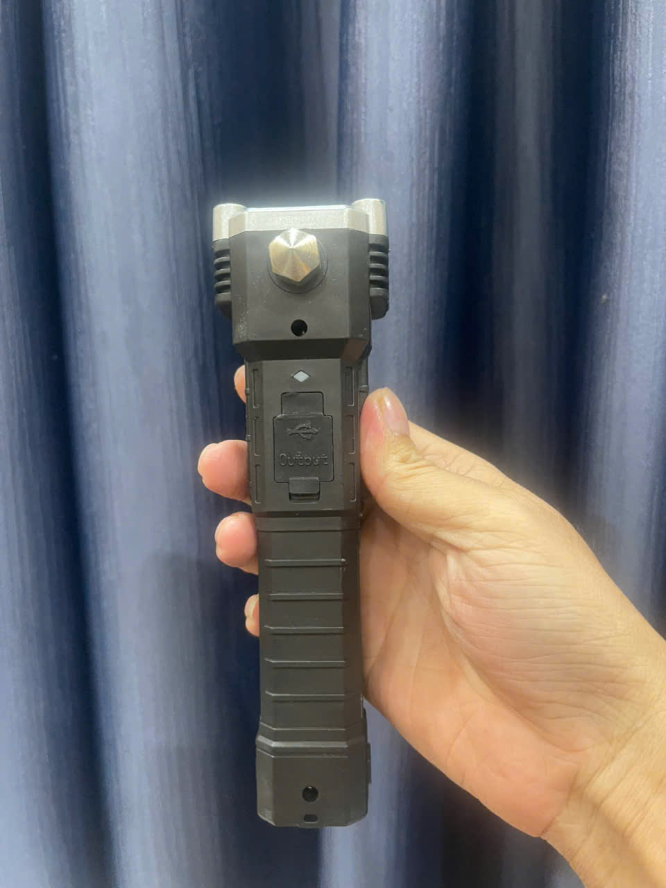 Đèn Pin 4in1 Đa Năng – Soi Sáng, Đèn Để Bàn, Cắt Dây An Toàn, Búa Phá Kính Khẩn Cấp
