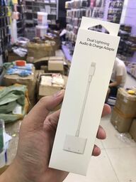 Jack chia chân Lightning ra 2 đầu Linghting Fa.ke