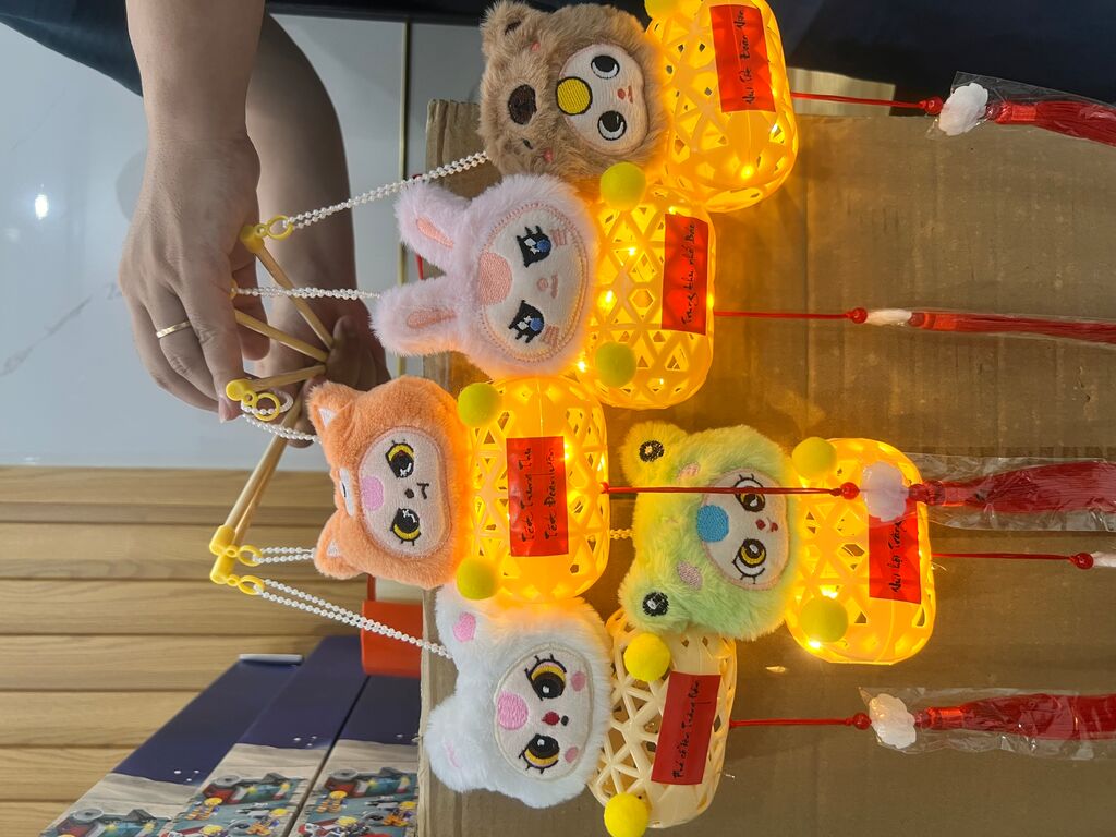 Đèn lồng trung thu Baby three đầu to ( mã to)