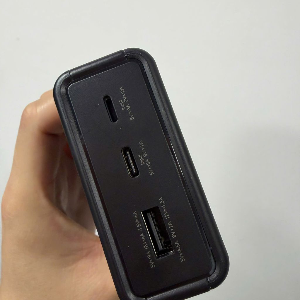 Sạc dự phòng Yoobao 20000mAh, sạc nhanh 22.5W, đi kèm 2 cáp C và L, đèn Led - Màu Đen - Ảnh 7