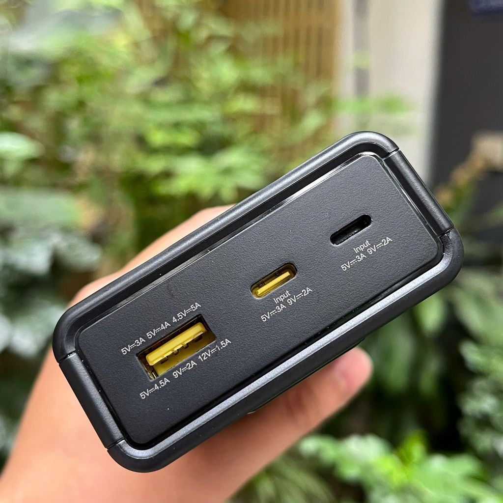 Sạc dự phòng Yoobao 20000mAh, sạc nhanh 22.5W, đi kèm 2 cáp C và L, đèn Led - Màu Đen - Ảnh 4