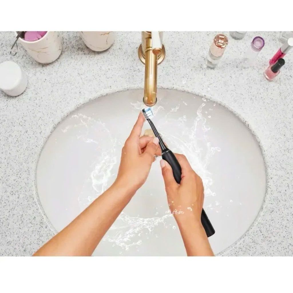 Bàn chải sóng âm U-SMILER PRO - IPX8, Tần số 84.000 nhịp, dock sạc không dây, tặng hộp + 4 đầu - ĐEN thực tế Bàn chải sóng âm U-SMILER PRO - IPX8, Tần số 84.000 nhịp, dock sạc không dây, tặng hộp + 4 đầu - ĐEN - Góc chụp chi tiết thực tế 11