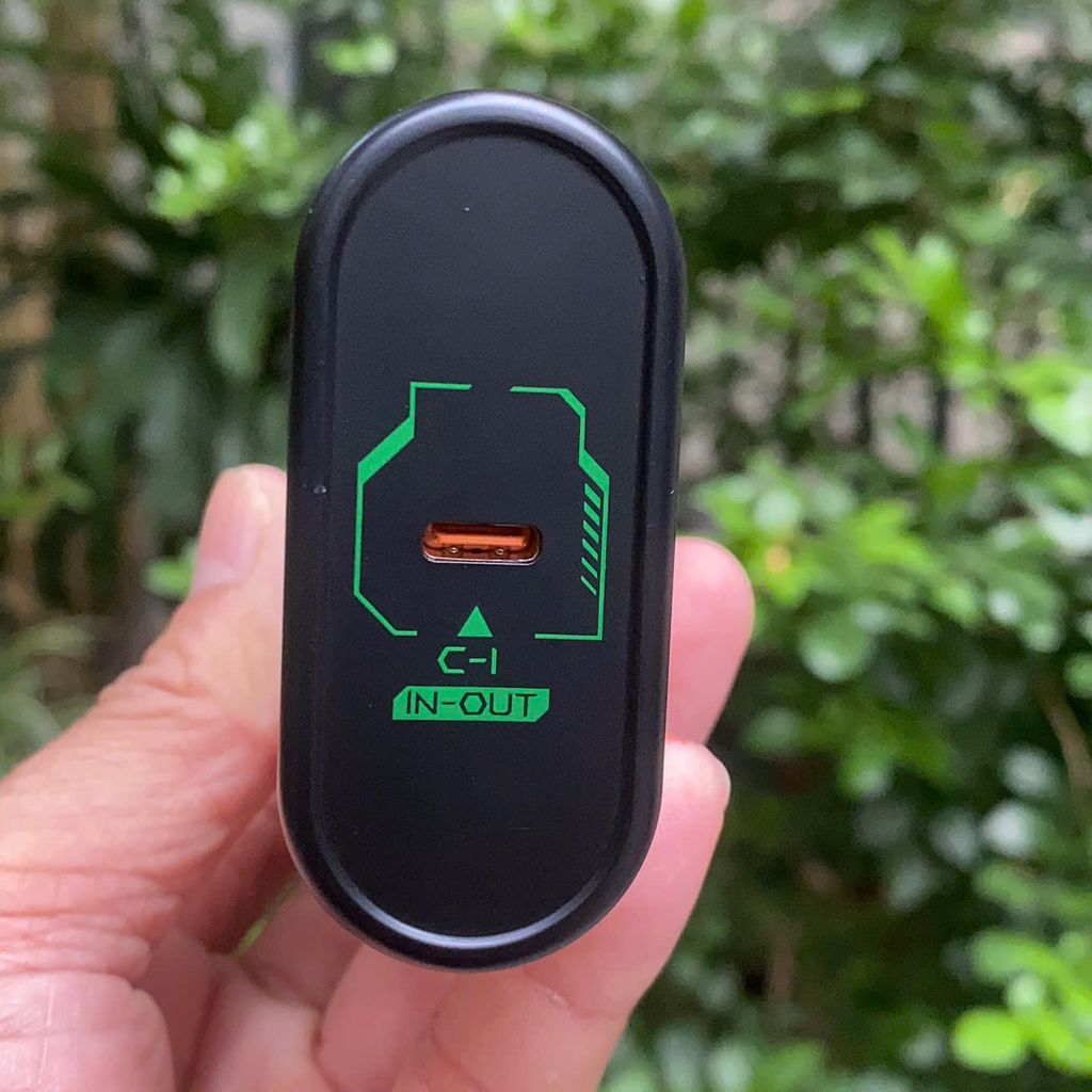 Sạc Dự Phòng Gaming Black Shark 10000mAh 22.5W - Sạc nhanh, phong cách thực tế Sạc Dự Phòng Gaming Black Shark 10000mAh 22.5W - Sạc nhanh, phong cách - Góc chụp chi tiết thực tế 8