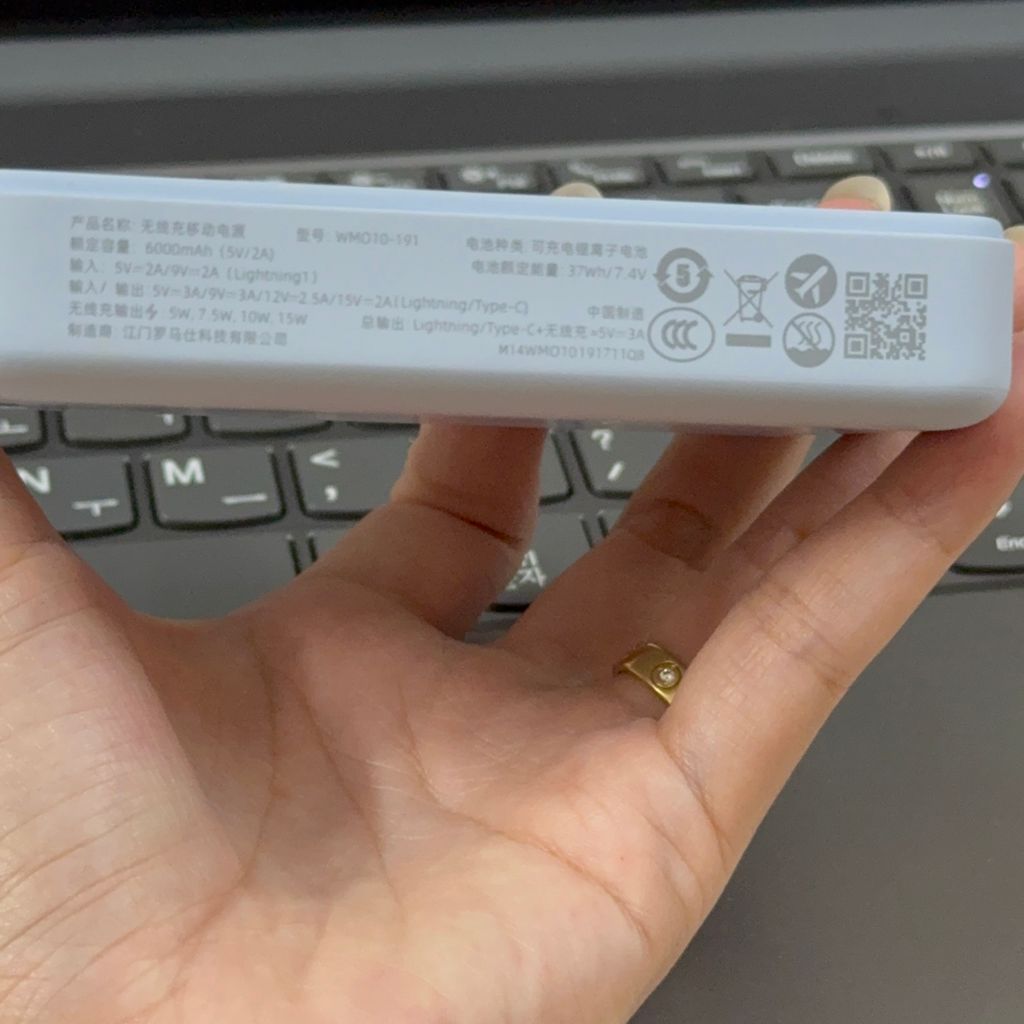 Sạc Dự Phòng MagSafe ROMOSS 10.000mAh 30W - Sạc đồng hồ + airpod, kèm dây C-L (NoBox - Màu Xanh) thực tế Sạc Dự Phòng MagSafe ROMOSS 10.000mAh 30W - Sạc đồng hồ + airpod, kèm dây C-L (NoBox - Màu Xanh) - Góc chụp chi tiết thực tế 9