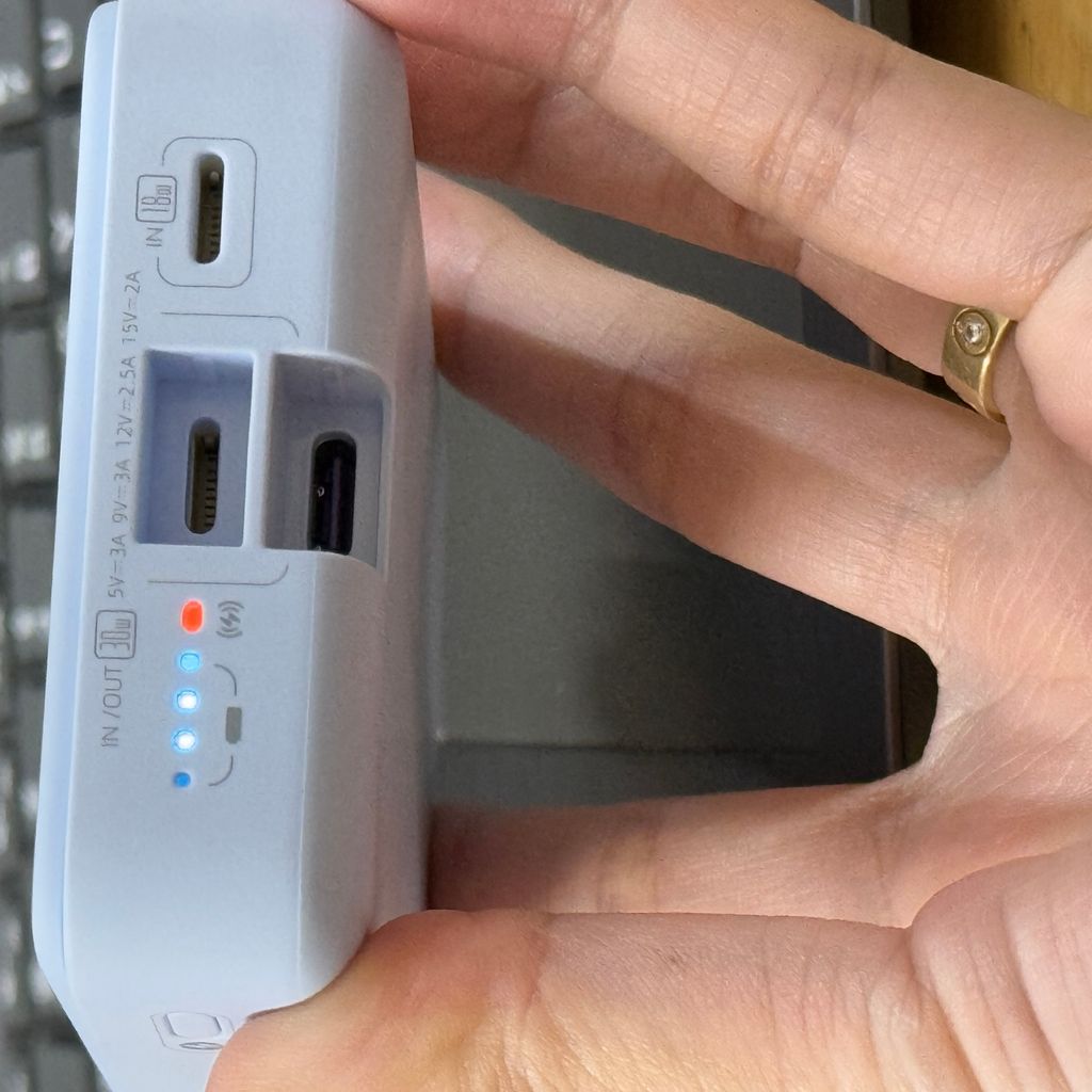 Sạc Dự Phòng MagSafe ROMOSS 10.000mAh 30W - Sạc đồng hồ + airpod, kèm dây C-L (NoBox - Màu Xanh) thực tế Sạc Dự Phòng MagSafe ROMOSS 10.000mAh 30W - Sạc đồng hồ + airpod, kèm dây C-L (NoBox - Màu Xanh) - Góc chụp chi tiết thực tế 7