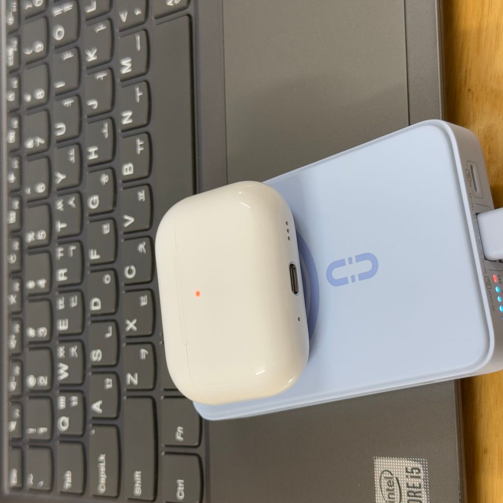 Sạc Dự Phòng MagSafe ROMOSS 10.000mAh 30W - Sạc đồng hồ + airpod, kèm dây C-L (NoBox - Màu Xanh) thực tế Sạc Dự Phòng MagSafe ROMOSS 10.000mAh 30W - Sạc đồng hồ + airpod, kèm dây C-L (NoBox - Màu Xanh) - Góc chụp chi tiết thực tế 8