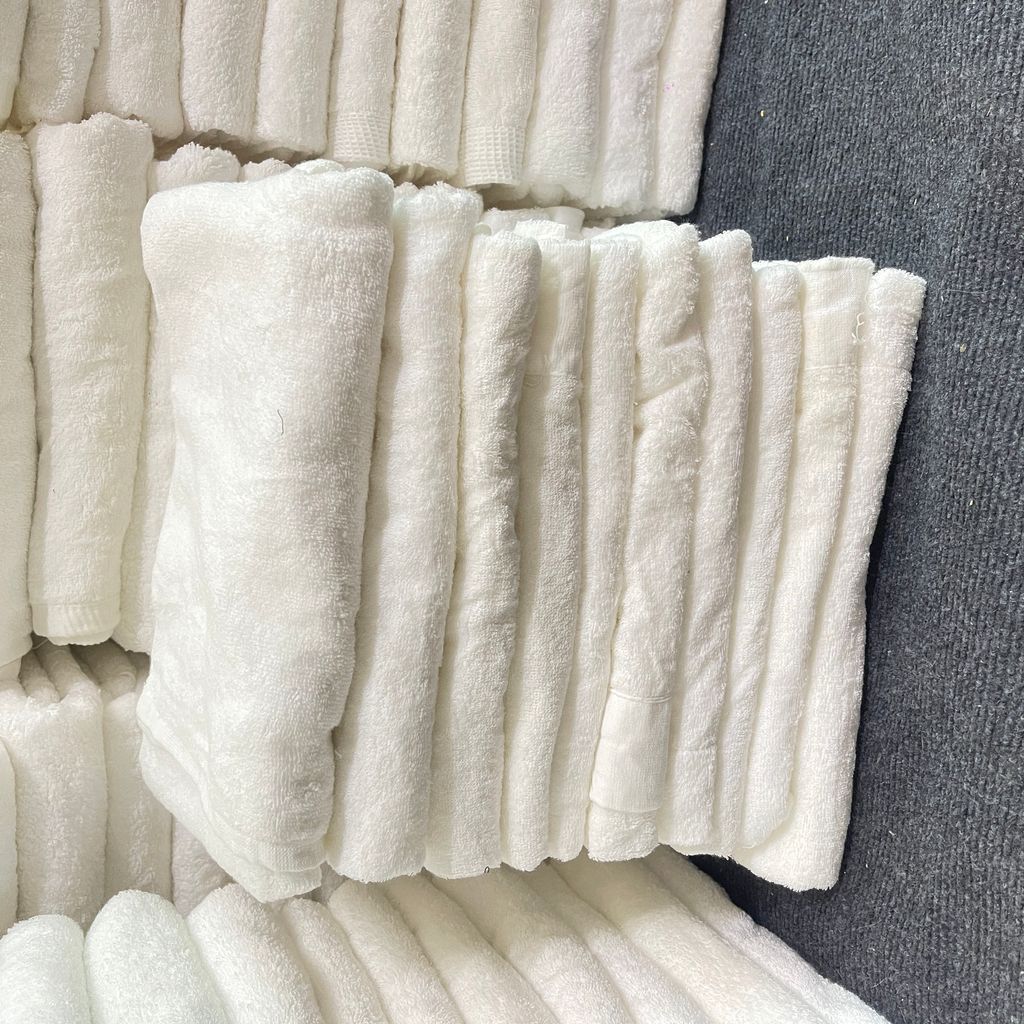 Em có ít khăn tắm màu trắng sợi cotton 100% 