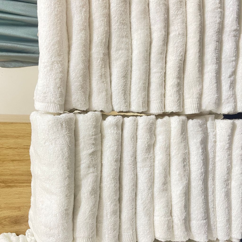 Em có ít khăn tắm màu trắng sợi cotton 100% KT: 70*140cm