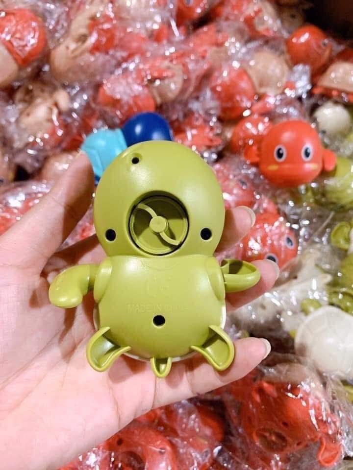 Rùa bơi thả nhà tắm cho bé 