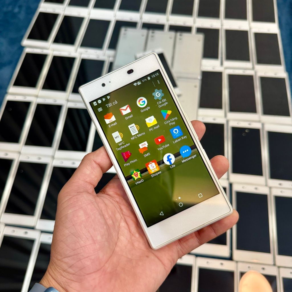 Điện thoại Nhật Kyocera Quaphone KVY37 Full tiếng Việt ( hàng đã qua sử dụng ) Tặng cáp sạc