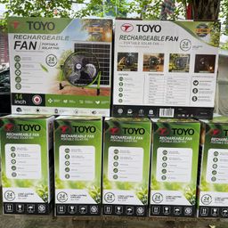 Quạt tích điện kèm tấm năng lượng mặt trời TOYO 14 inch