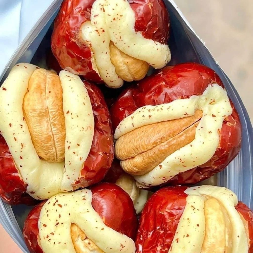 Kẹo Táo đỏ kẹp sữa hạt điều