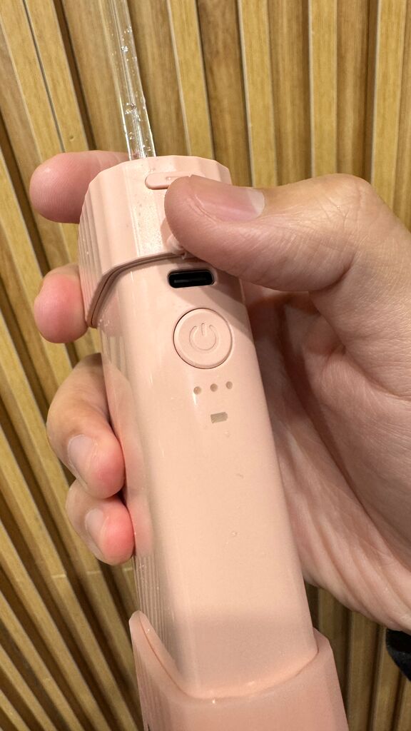 Tăm nước hãng D3IN MS18 - ngăn chứa nước gập gọn được , kèm 2 đầu phun, tặng túi đựng. - Ảnh 5