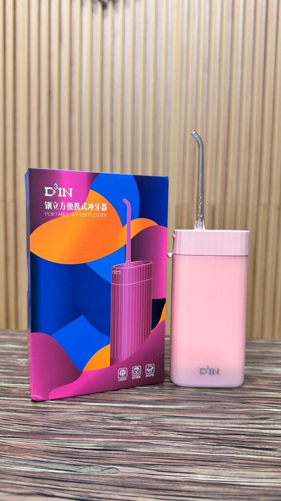 Tăm nước hãng D3IN MS18 - ngăn chứa nước gập gọn được , kèm 2 đầu phun, tặng túi đựng.